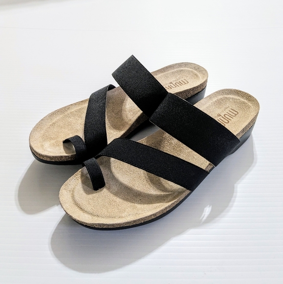 Munro Shoes - 9.5SS Munro Aries Black Womens Toe Ring Sandals Size 9.5 SS Extra Narrow (AAAA)